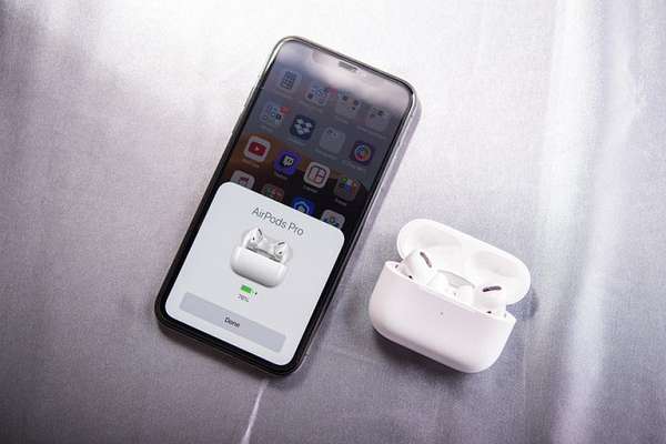 Theo dự kiến, Airpods Pro "Lite" sẽ ra mắt trong năm nay, tuy nhiên do doanh số Airpods Pro lại vượt cả mong đợi nên phiên bản "Lite" sẽ ra mắt trong năm 2021.