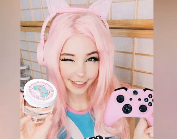 Dù chỉ sở hữu chiều cao 1m68, Belle Delphine vẫn biết cách thu hút người xem bằng những bộ cosplay nóng bỏng và kiếm được một khoản thu nhập khổng lồ ở tuổi teen nhờ thuê bao trả phí trên Snapchat, Patreon và YouTube.