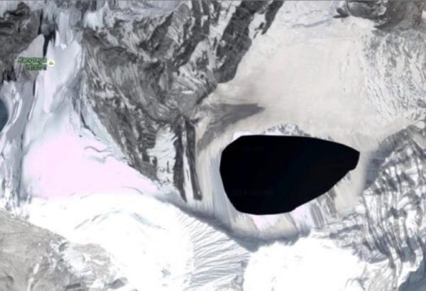 Bức hình trên được chụp tại đỉnh núi Himalaya đã bị Google bôi đen một khoảng lớn. Giả thuyết được nhiều người tin tưởng nhất là ở trên đỉnh núi có một số loại UFO chiếm đỉnh núi hoặc thiên thạch đã rơi xuống khu vực này. Một số nghĩ rằng Google Map đang cố giấu đi hình ảnh về quái vật người tuyết để đỡ kích động mọi người.