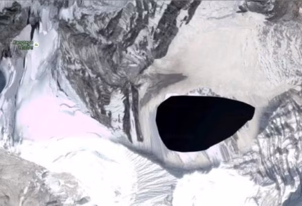 Bức hình trên được chụp tại đỉnh núi Himalaya đã bị Google bôi đen một khoảng lớn. Giả thuyết được nhiều người tin tưởng nhất là ở trên đỉnh núi có một số loại UFO chiếm đỉnh núi hoặc thiên thạch đã rơi xuống khu vực này. Một số nghĩ rằng Google Map đang cố giấu đi hình ảnh về quái vật người tuyết để đỡ kích động mọi người.