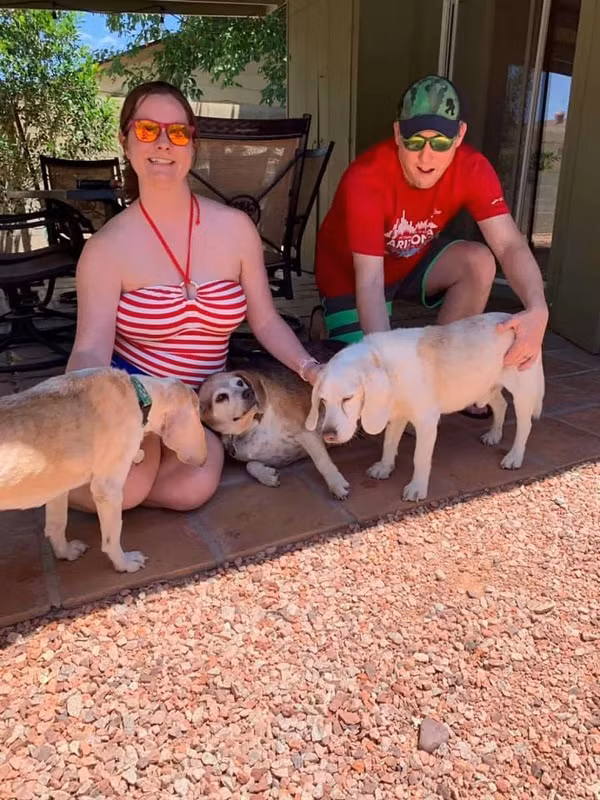  Wolfgang được vợ chồng McManis nhận nuôi từ tháng 5/2019 từ tổ chức Arizona Beagle Rescue, Arizona, Mỹ.