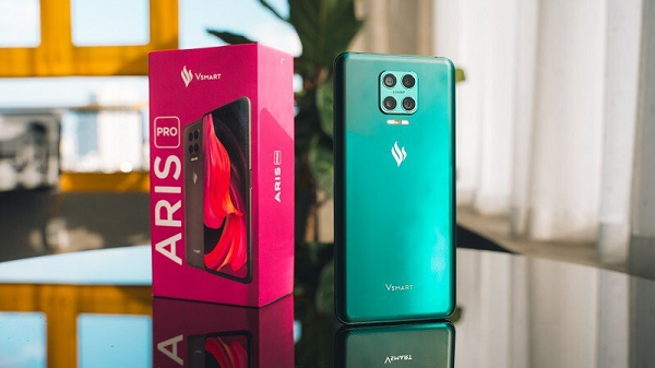 Vsmart Aris Pro là mẫu smartphone Việt Nam đầu tiên và là smartphone thứ hai trên thế giới tiên phong trong việc trang bị camera ẩn dưới màn hình. Máy có cấu hình mạnh mẽ với màn hình 6,39 inch, tấm nền AMOLED độ phân giải Full HD+, vi xử lý Snapdragon 730, RAM 8 GB, bộ nhớ trong 128 GB, pin 4.000 mAh, hỗ trợ sạc nhanh QuickCharge 3.0 18W.
