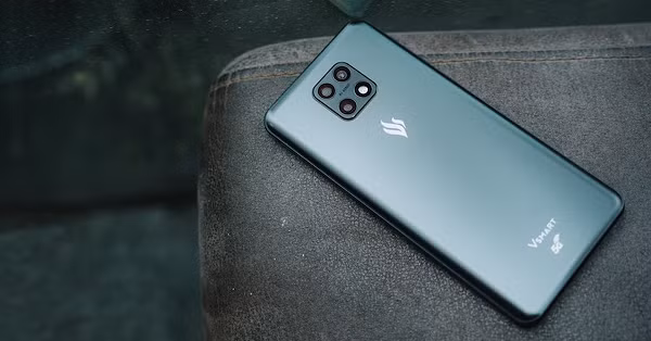 Smartphone của công ty Việt Nam cũng đi kèm hàng loạt tính năng bảo mật hàng đầu, như chip bảo mật lượng tử Quantum QRNG từ ID Quantique Thụy Sĩ và công nghệ khóa xác thực FIDO2, giúp bảo mật dữ liệu về ngân hàng, tài chính và y tế cá nhân.