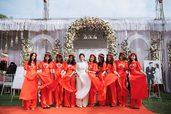 Theo một số nguồn tin, cô nàng streamer và bạn trai đã có hơn hai năm yêu và tìm hiểu trước khi đi tới quyết định trăm năm này.