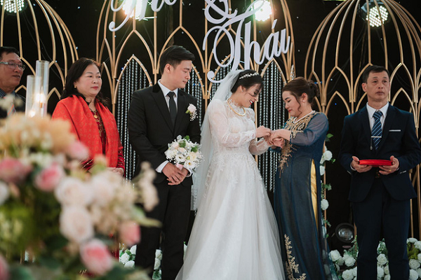 Trước những thắc mắc vì sao lấy chồng khi sự nghiệp đang thăng hoa, cô thẳng thắn chia sẻ: "Với Thảo, việc lấy chồng chỉ là thêm 1 người bạn đồng hành cùng trong cuộc sống thôi. Mình luôn cố gắng trong công việc, đam mê hết mình".