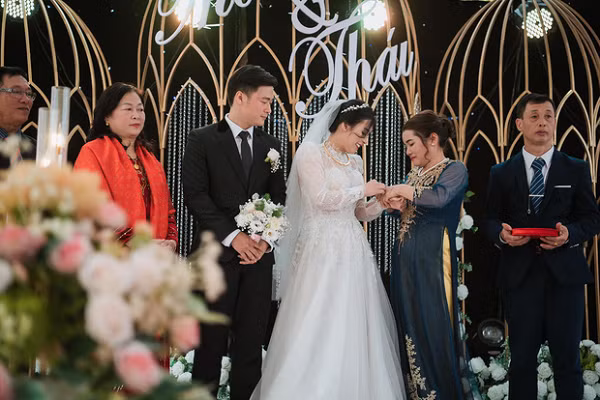 Trước những thắc mắc vì sao lấy chồng khi sự nghiệp đang thăng hoa, cô thẳng thắn chia sẻ: "Với Thảo, việc lấy chồng chỉ là thêm 1 người bạn đồng hành cùng trong cuộc sống thôi. Mình luôn cố gắng trong công việc, đam mê hết mình".