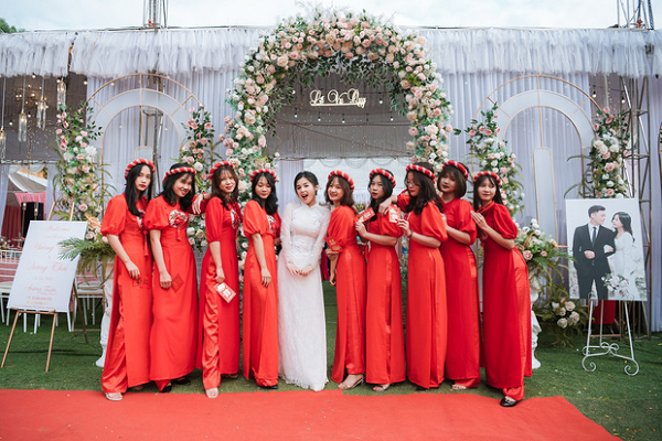 Chú rể là Quang Thái làm đạo diễn hình ảnh. Chú rể kém cô 1 tuổi và đang sống tại Hà Nội. Là người luôn đứng sau yêu thương, ủng hộ và thông cảm với công việc của cô nàng. Thậm chí, không ít hình ảnh video xinh đẹp của Thảo đều được ông xã ghi lại.