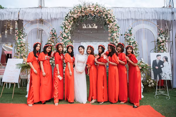 Chú rể là Quang Thái làm đạo diễn hình ảnh. Chú rể kém cô 1 tuổi và đang sống tại Hà Nội. Là người luôn đứng sau yêu thương, ủng hộ và thông cảm với công việc của cô nàng. Thậm chí, không ít hình ảnh video xinh đẹp của Thảo đều được ông xã ghi lại.