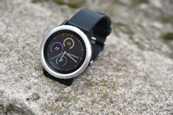 Garmin Vivoactive 3 có thể sử dụng cho khoảng 5 - 7 ngày cho 1 lần sạc. Thời lượng pin này khá tốt cho một chiếc đồng hồ thể thao với phân khúc giá tầm trung. Đặc biệt là nó còn đi kèm thêm chức năng tự thiết kế bài luyện tập riêng. Giá tham khảo: 6 triệu đồng.