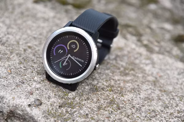 Garmin Vivoactive 3 có thể sử dụng cho khoảng 5 - 7 ngày cho 1 lần sạc. Thời lượng pin này khá tốt cho một chiếc đồng hồ thể thao với phân khúc giá tầm trung. Đặc biệt là nó còn đi kèm thêm chức năng tự thiết kế bài luyện tập riêng. Giá tham khảo: 6 triệu đồng.