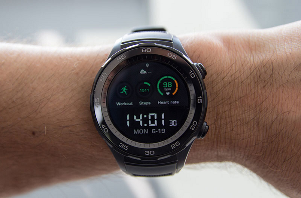 Đồng hồ thông minh Huawei Watch 2 có vẻ ngoài sang trọng, lịch lãm cũng như kiểu dáng thể thao. Chiếc đồng hồ này sở hữu mặt tròn truyền thống với kích thước mặt đồng hồ lên tới 43mm. Do đó, nó sẽ vừa vặn hơn khi được đeo trên người có cổ tay to.