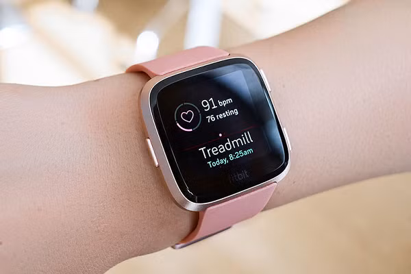 Thiết kế đẹp, kiểu dáng thời trang, thích hợp với nhiều người dùng khác nhau. Độ sáng màn hình cao, sử dụng được cả khi nắng gắt. Tính năng theo dõi sức khỏe đa dạng. Hỗ trợ nhiều chế độ luyện tập khác nhau. Giá tham khảo: có giá từ 2 triệu đến 3 triệu đồng.