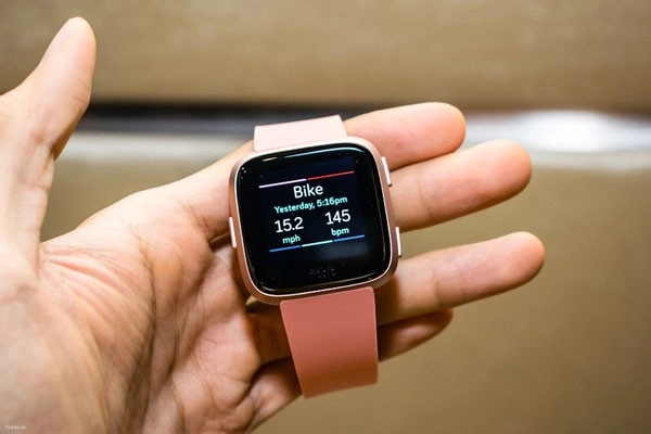Đồng hồ thông minh chính hãng Fitbit Versa nằm trong số ít Smartwatch đáng chú ý hiện nay bởi sự hoàn thiện trong thiết kế kiểu dáng và tập trung vào các tính năng hoạt động thể dục thể thao như theo dõi sức khỏe, hỗ trợ luyện tập nhằm cải thiện sức khỏe người dùng. Đây cũng là chiếc đồng hồ thông minh đầy cá tính, phù hợp với rất nhiều đối tượng sử dụng.