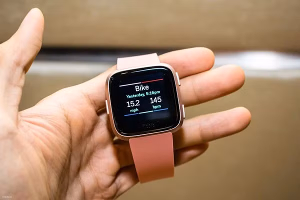 Đồng hồ thông minh chính hãng Fitbit Versa nằm trong số ít Smartwatch đáng chú ý hiện nay bởi sự hoàn thiện trong thiết kế kiểu dáng và tập trung vào các tính năng hoạt động thể dục thể thao như theo dõi sức khỏe, hỗ trợ luyện tập nhằm cải thiện sức khỏe người dùng. Đây cũng là chiếc đồng hồ thông minh đầy cá tính, phù hợp với rất nhiều đối tượng sử dụng.