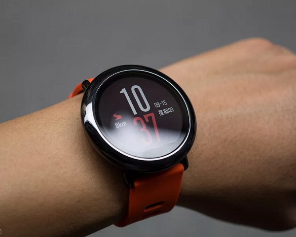 Thiết kế thời trang, tinh tế: Được thiết kế với dây đeo ôm gọn cổ tay, mặt tròn, trọng lượng chỉ 53,7 g nên vô cùng nhẹ nhàng, thoải mái cho người đeo. Dây đeo có chuẩn 22mm và nó thích hợp cho bạn gắn bất kỳ loại dây 22 mm nào. Việc này giúp bạn thoải mái lựa chọn dây đeo theo sở thích