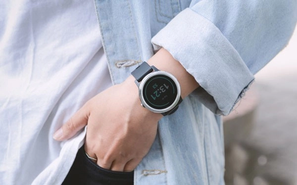 Đồng hồ thông minh Garmin Vivoactive 3 - sản phẩm kế nhiệm của Garmin Vivomove HR Sport là chiếc đồng hồ được đánh giá cao bởi tính năng hỗ trợ và khả năng hoạt động tốt ngoài trởi. Đây có thể coi là chiếc đồng hồ lai giữa đồng hồ thể thao và đồng hồ thông minh có mức giá "dễ thở".