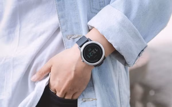 Đồng hồ thông minh Garmin Vivoactive 3 - sản phẩm kế nhiệm của Garmin Vivomove HR Sport là chiếc đồng hồ được đánh giá cao bởi tính năng hỗ trợ và khả năng hoạt động tốt ngoài trởi. Đây có thể coi là chiếc đồng hồ lai giữa đồng hồ thể thao và đồng hồ thông minh có mức giá "dễ thở".