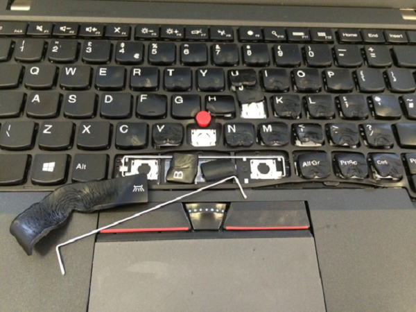 Nhớ đừng sấy laptop bằng máy sấy tóc nhé