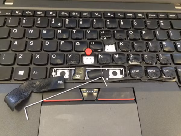 Nhớ đừng sấy laptop bằng máy sấy tóc nhé