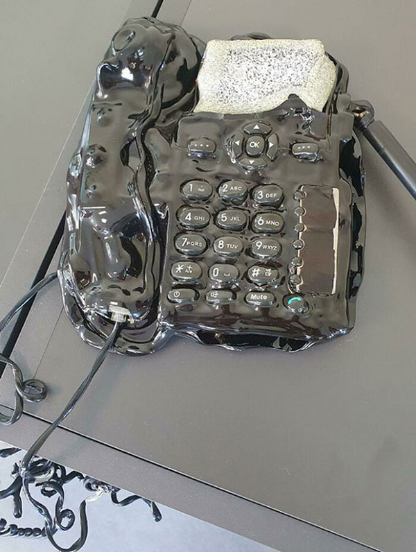 Chiếc điện thoại này chắc chắn được lấy từ trong lò nướng ra.