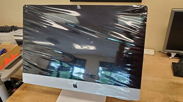 Mới mua nên không nỡ bóc lớp giấy bóng kính ra.