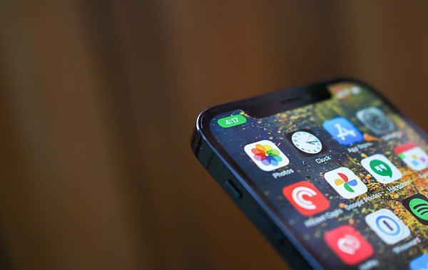 Nguyên nhân giúp Apple có thể giải quyết vấn đề tiết kiệm năng lượng, đó là nhờ công nghệ tấm nền đa tinh thể oxit nhiệt độ thấp (LTPO). .