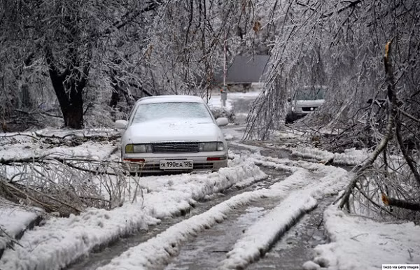 Tất cả khung cảnh đều một màu trắng xóa của băng tuyết.