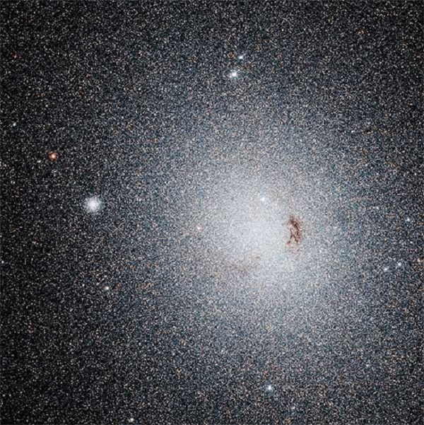 Caldwell 18 (NGC 185) là thiên hà có hạt nhân hoạt động (AGN) - nguồn bức xạ cực mạnh phát ra từ trung tâm. Caldwell 18 được phát hiện vào năm 1787 bởi nhà thiên văn học người Anh William Herschel (cũng là người khám phá Thiên Vương tinh).