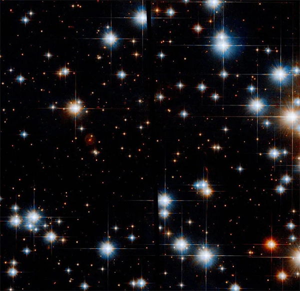 Tập hợp ngôi sao lấp lánh này có tên Caldwell 58 (NGC 2360), còn được gọi là Caroline's Cluster, theo tên nhà thiên văn học người Đức Caroline Herschel. Theo NASA, Caldwell 58 là cụm sao mở - một nhóm ngôi sao liên kết lỏng lẻo bởi lực hấp dẫn.