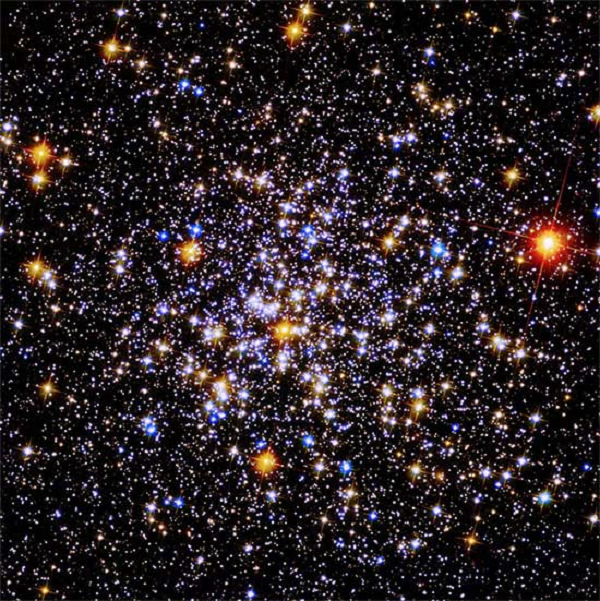 Đây là hình ảnh của Caldwell 81 (NGC 6352). Theo NASA, cụm sao này khoảng 12 tỷ năm tuổi, cách Trái đất khoảng 20.000 năm ánh sáng.