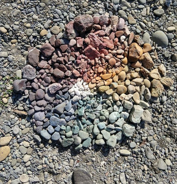 Những viên đá hoàn toàn được nhặt trong tự nhiên mà không hề qua chỉnh màu.