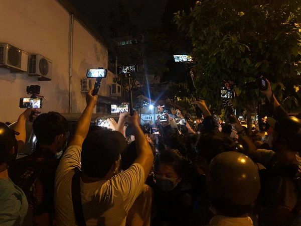 Rất nhiều người đã có mặt tại nhà tang lễ Nguyễn Tri Phương (Q.5, TP.HCM) để đưa tiễn nam nghệ sĩ đoạn đường cuối cùng. Tuy nhiên, theo phản ánh sự xuất hiện của một bộ phận người mang máy đến livestream đã gây phản cảm và khó chịu cho khách đến viếng.