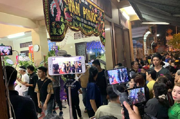 Tại một nơi cần sự yên tĩnh và trang trọng để tiễn đưa linh cữu người đã khuất lại xuất hiện tràn lan máy quay, điện thoại di động để phát trực tiếp. Điều đó dẫn đến cảnh tượng hỗn loạn, phản cảm.