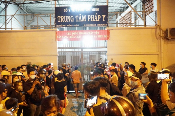 Thậm chí, những người này còn cầm máy đi hỏi cảm xúc của những người xung quanh rồi nhắn nhủ: “Vào chia sẻ để mọi người cùng vào thương tiếc nghệ sĩ Chí Tài", “Hãy theo dõi để tiếp tục cập nhật thông tin"...