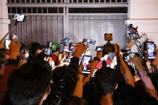 Trong thời điểm dịch Covid-19 vẫn đang diễn biến phức tạp, nhiều người lại không đeo khẩu trang bất chấp đang ở nơi đông người. Cơ quan chức năng phải có mặt để điều tiết giao thông.