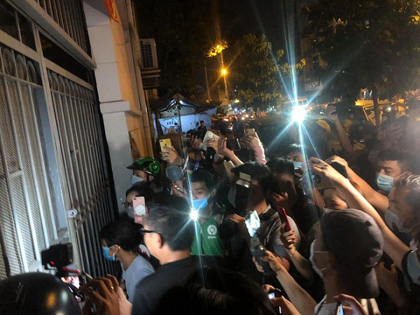 Họ chen chúc, xô đẩy nhau chỉ để có những góc livestream rõ nhất để đăng lên mạng xã hội câu view. Vì biết rằng sẽ có nhiều đồng nghiệp đến viếng cố nghệ sĩ nên họ chuẩn bị sẵn điện thoại để livestream. Mỗi khi có nghệ sĩ xuất hiện, nhóm người này lập tức hô tên, thuyết minh thời gian, địa điểm, kêu gọi thả tim... tạo nên hình ảnh nhộn nhạo, phản cảm.