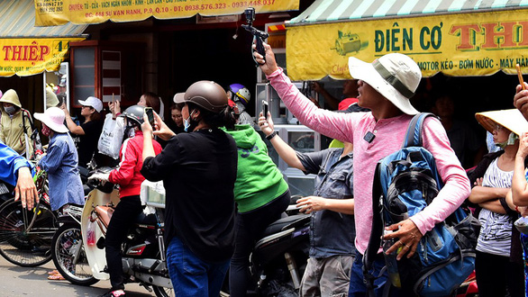 Việc lợi dụng đám tang của các nghệ sĩ để câu view, câu like gây phiền phức, phản cảm đã diễn ra từ lâu và không có dấu hiệu dừng lại.