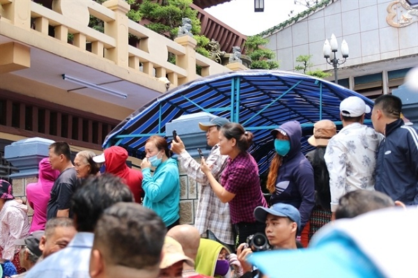 Vào tháng 4/2019, đám tang nghệ sĩ hài Anh Vũ cũng thu hút đông đảo sự quan tâm của công chúng. Bên cạnh những người yêu mến xót thương cho cố nghệ sĩ, thì còn có hàng trăm YouTuber chờ chực, lấn lối gây phiền nhiễu đến không gian tâm linh trong đám tang.