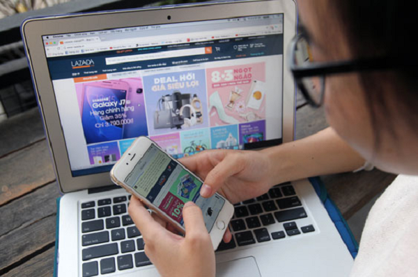 “Ngày 09/12, mình có đặt mua tại Di Động Việt bộ đôi Pro Max 128 GB bản màu Vàng và màu Xanh. Cửa hàng đã đóng hàng cẩn thận gửi cho bên Best chuyển hàng cho mình với phí là 300.000 cho 2 máy”, anh Chu Quang Toàn ở Nghi Xuân, Hà Tĩnh cho biết.