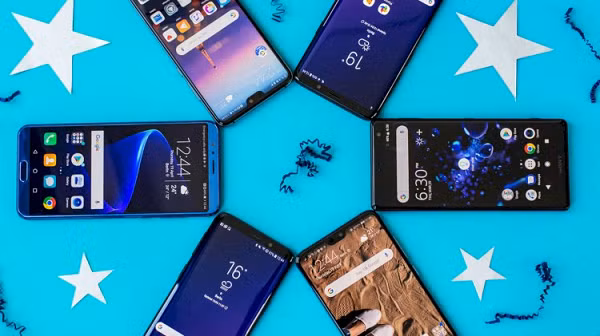 Không nên giao dịch khi chỉ có một mình. Dấu hiệu của lừa đảo rất dễ nhận biết nhưng để làm được điều đó bạn cần phải duy trì sự tập trung. Kẻ lừa đảo làm một loạt các hành động khả nghi như gọi điện không bắt máy, đổi chỗ hẹn, la hét to làm người mua hoảng, cuối cùng người mua hàng mất tập trung mà dễ bị qua mặt.