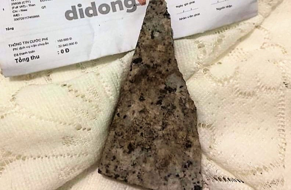 Cửa hàng gửi chiếc điện thoại về Cao Lãnh qua đơn vị vận chuyển là Best Express. Khi nhận hàng chị Phụng tá hỏa khi bên trong không phải là chiếc iPhone đã đặt mua mà là... một cục gạch.