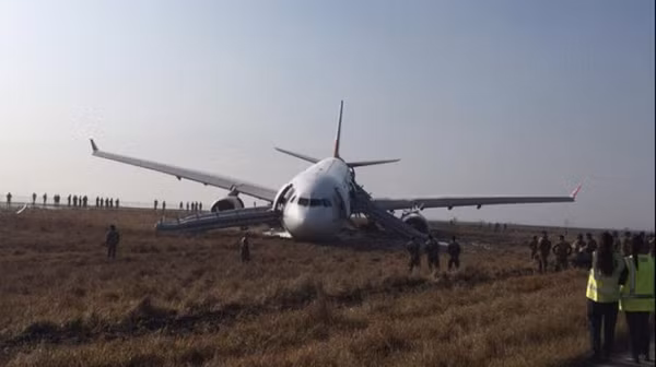 Tuy nhiên cũng có nhiều vụ mất tích và trở về như bước qua cánh cửa thời gian một cách bí ẩn. Năm 1985, tại vùng đầm lầy trong khu rừng rậm Niu Ghinê, người ta phát hiện thấy một máy bay chở khách hai động cơ đã mất tích trước đó gần nửa thế kỷ. Điều khiến người ta không hiểu nổi là chiếc máy bay đó trông còn mới y như trước khi bị mất tích, không hề cũ đi hoặc biến dạng.