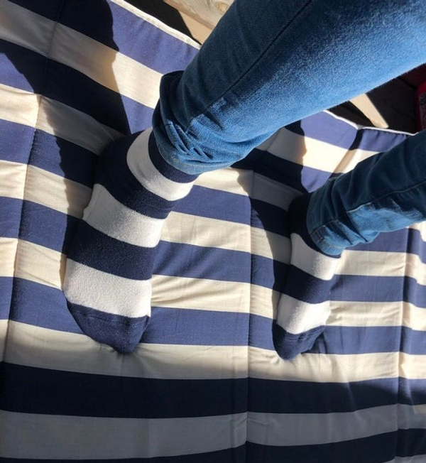 Đôi tất và ga đệm đúng là một 'cặp trời sinh'.