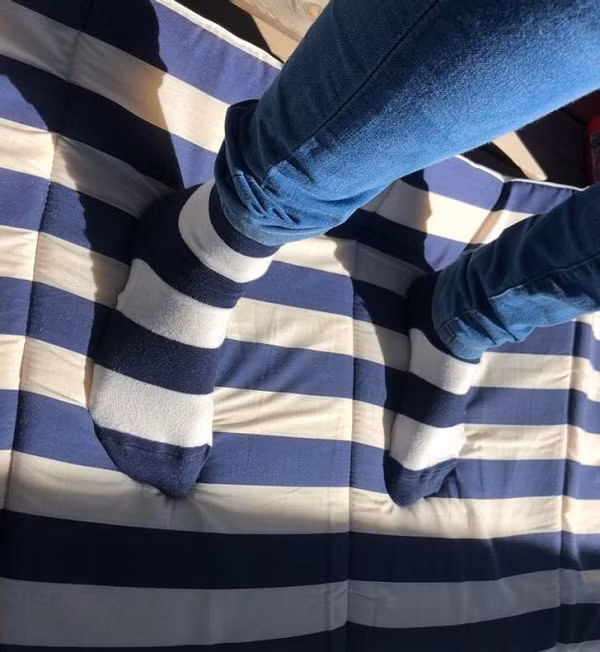 Đôi tất và ga đệm đúng là một 'cặp trời sinh'.