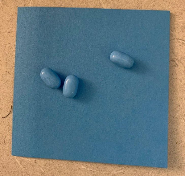 Ba viên thuốc có màu giống hệt phông nền.
