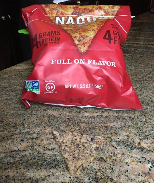 Có một miếng bánh rơi trên bàn, liệu bạn có đủ tinh mắt phát hiện ra không?