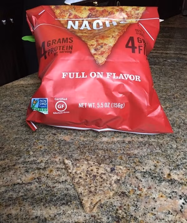 Có một miếng bánh rơi trên bàn, liệu bạn có đủ tinh mắt phát hiện ra không?