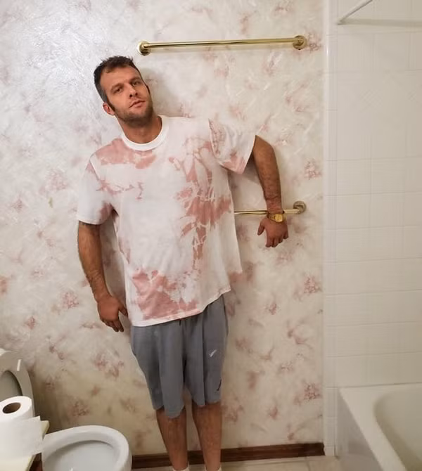 "Chiếc áo sơ mi của tôi mặc có màu thật giống với gạch lát tường nhà tắm".