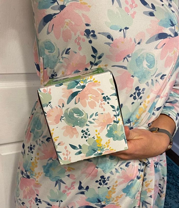 Khi vỏ hộp khăn giấy cùng tông màu và hoạt tiết với chiếc váy của bạn.