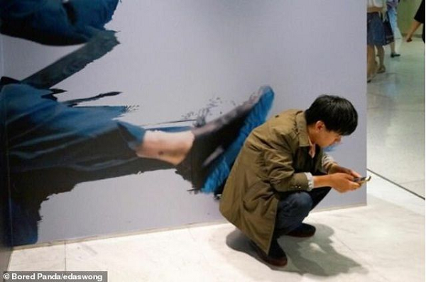 Sự trùng hợp khiến người đàn ông như bị ai đó đá mông.